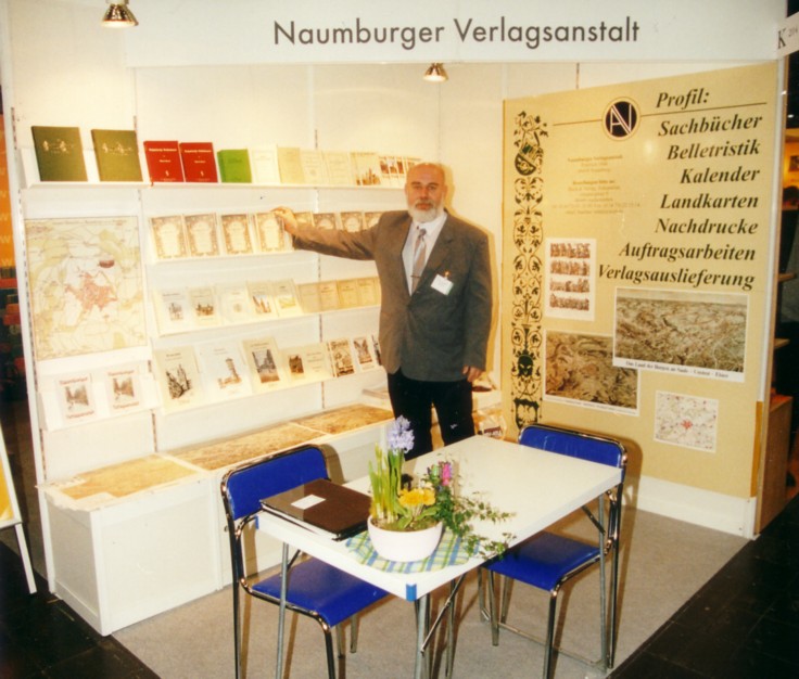 Buchhändler und Verleger Michael Seidel am Messestand des Verlages auf der Leipziger Buchmesse 2005